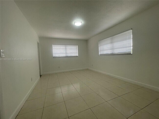 Building Photo - 15221 NE 6th Ave