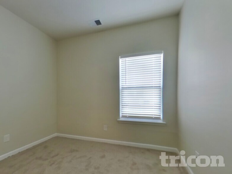 Building Photo - 404 Riverwood Ct