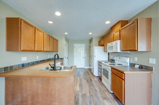 Building Photo - Charming Pullman Retreat with Space to Live and Entertain