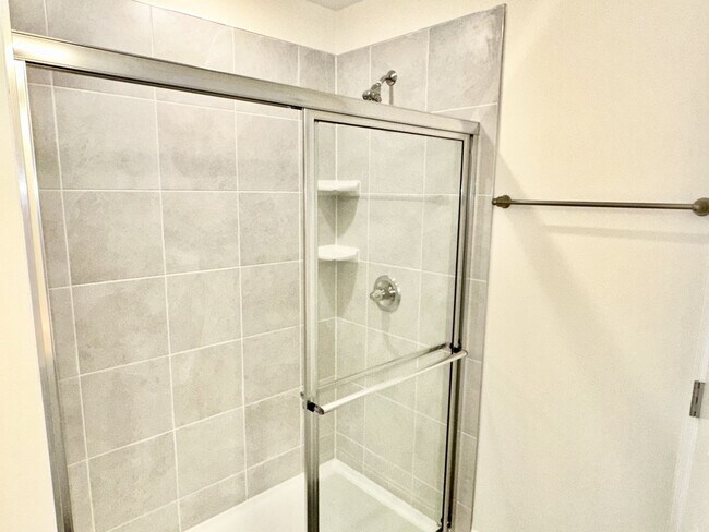 Building Photo - Bed 2.5 Bath End Unit Townhome In a Prime Location!!