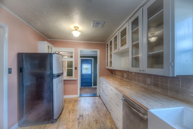 Building Photo - 544 S Oswego Ave