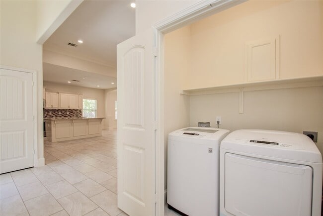 Building Photo - 10572 Twin Oak Dr