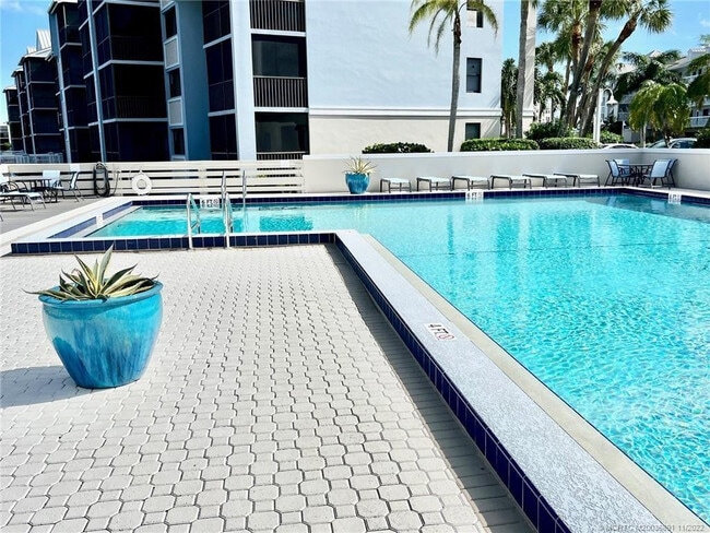 Building Photo - 40 NE Plantation Rd