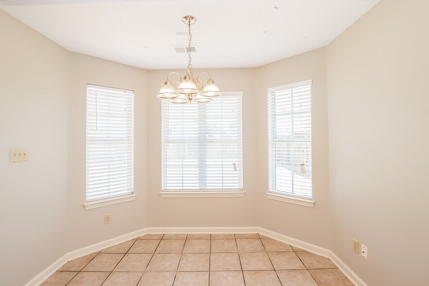 Building Photo - 6254 Ravenwood Park Dr N