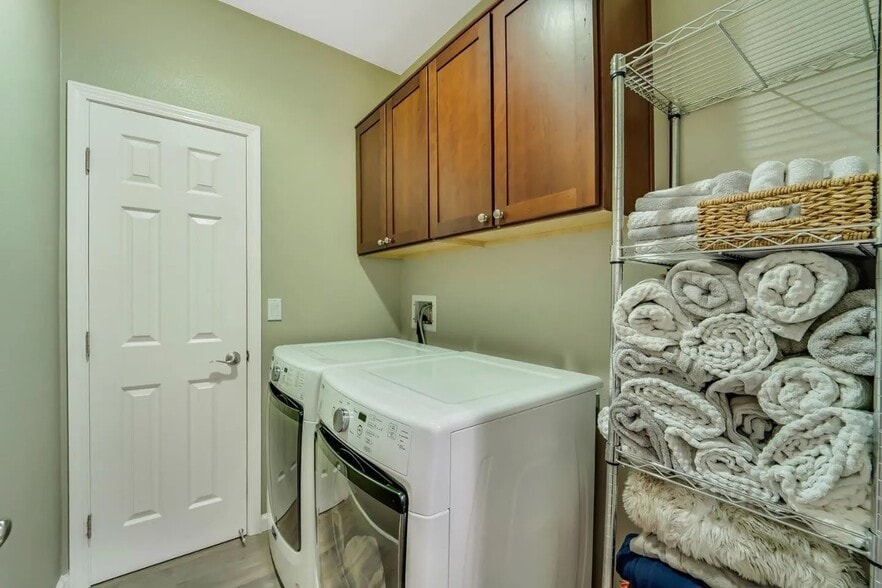 In-unit washer and dryer - 837 Font Ter