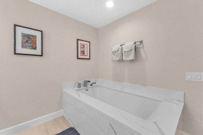 Building Photo - 910 Island Dr