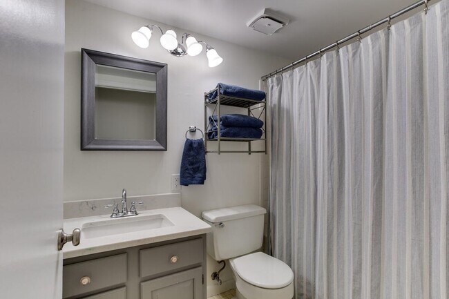 Building Photo - 2 Bedroom condo with Den in Annapolis