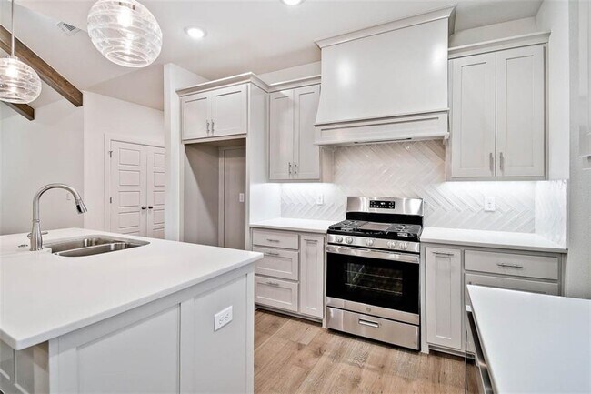 Building Photo - 8 Plymouth Cir