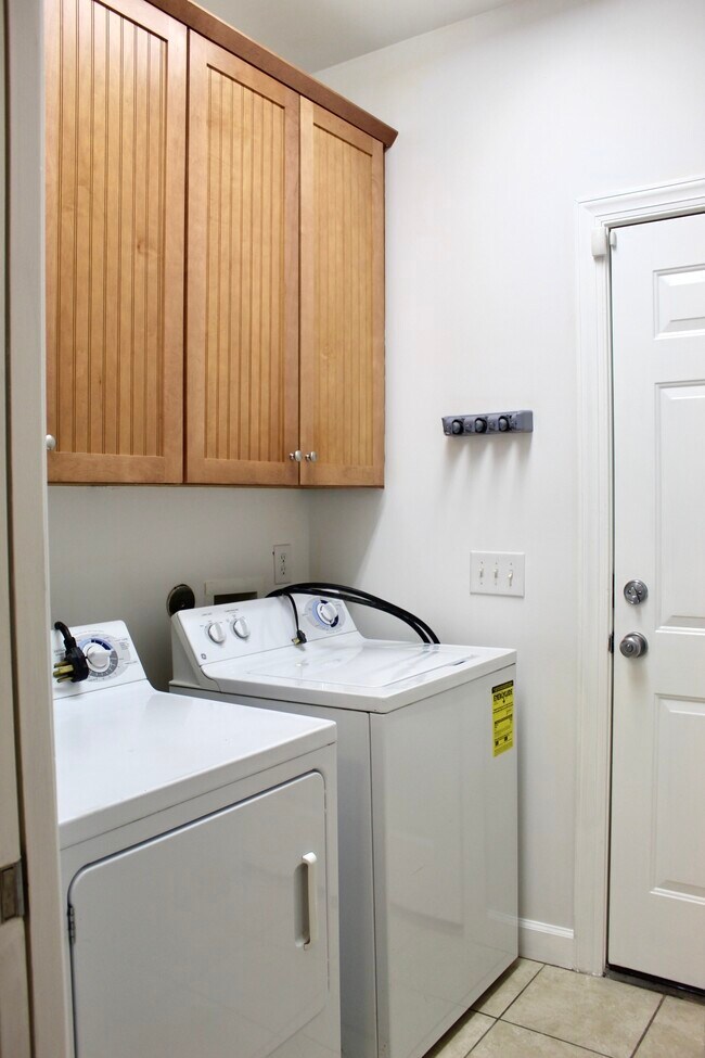 Building Photo - 1262 Greensview Cir