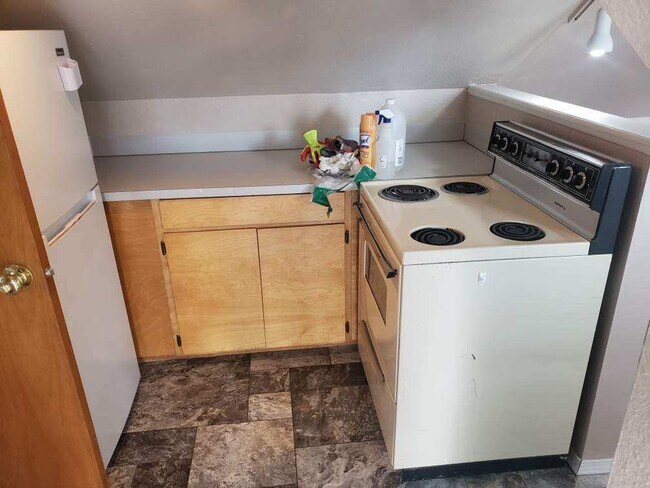 Building Photo - 638 Miles Ave