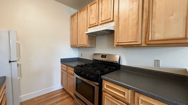 Building Photo - Beautiful Spacious 2 bd/1ba filled with light in Popular Neighborhood – Oakland, Emeryville, and ...