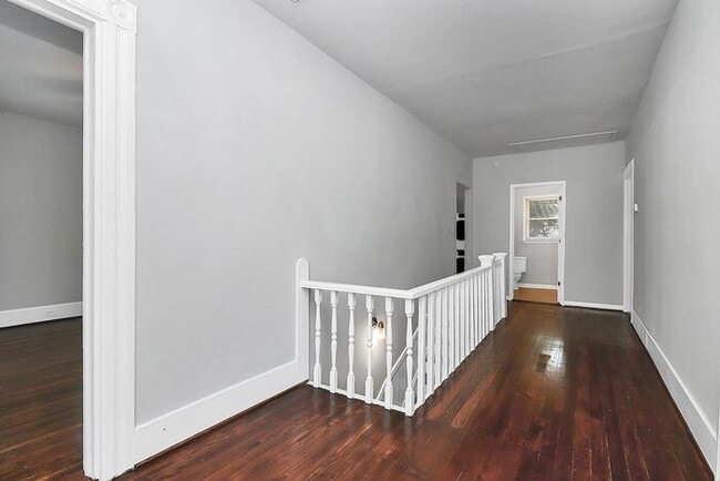 Building Photo - Charming 2nd Floor 2BD/1BA Unit on Pecan Ave!