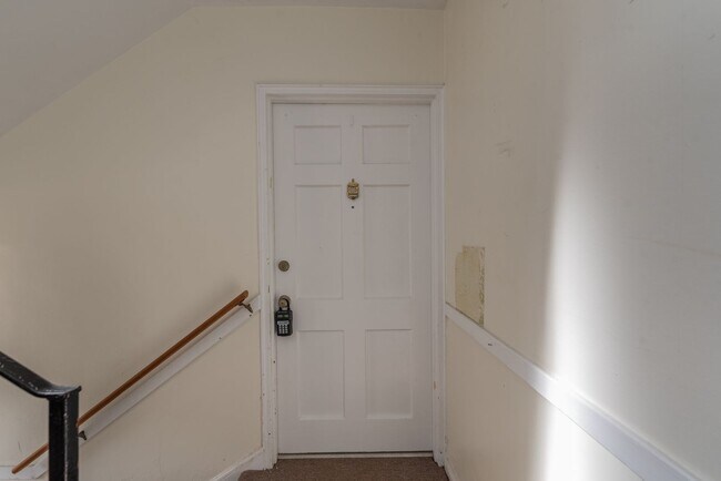 Building Photo - 2 bed/1 bath apartment for rent in Summerville, in-unit washer & dryer!