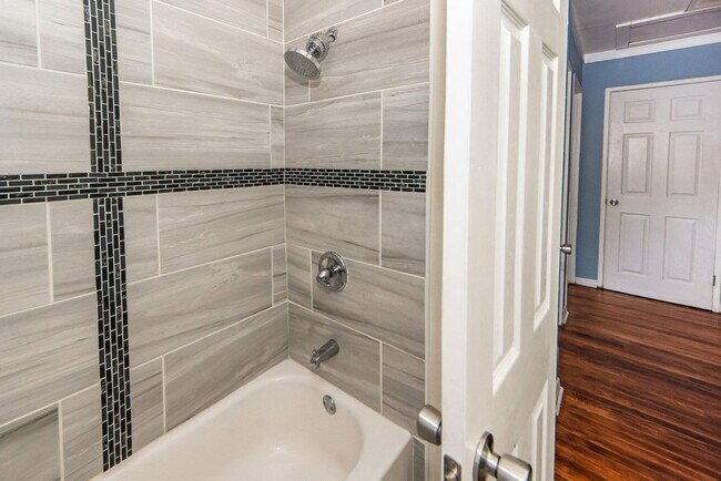 Building Photo - Comfortable Home Minutes from Park Circle