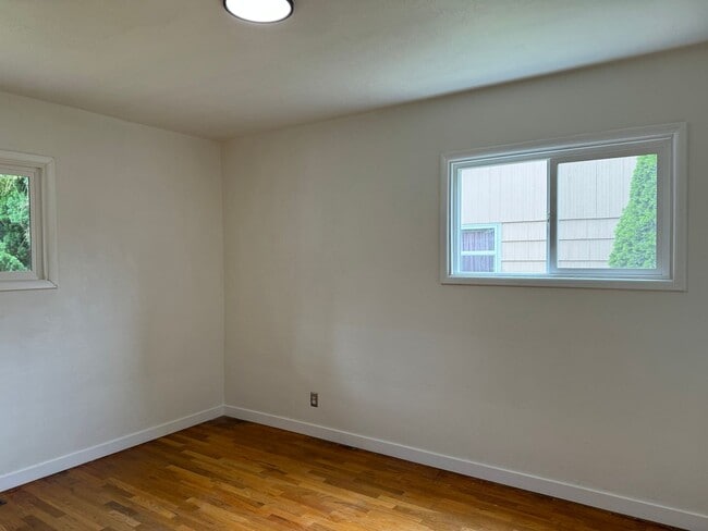 Building Photo - Beautiful 3 bedroom 1.5 bath house with a huge yard!