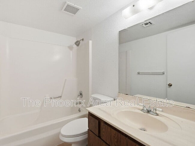 Building Photo - 2232 W Lindner Ave