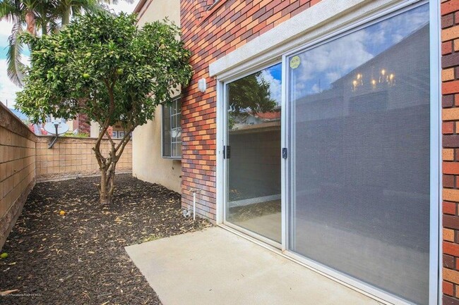 Building Photo - Spacious renovated townhouse in Arcadia fo...