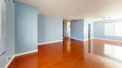 Building Photo - Spacious 5-Bedroom Family Home Available for Long Term Rent!