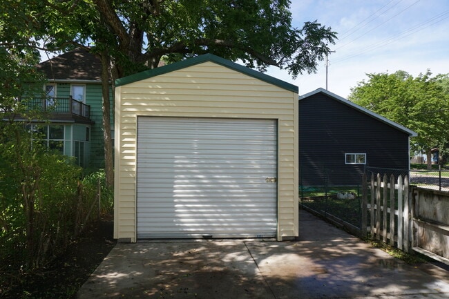 Building Photo - 5 bed / 2 bath + bonus room near universities $375/bedroom