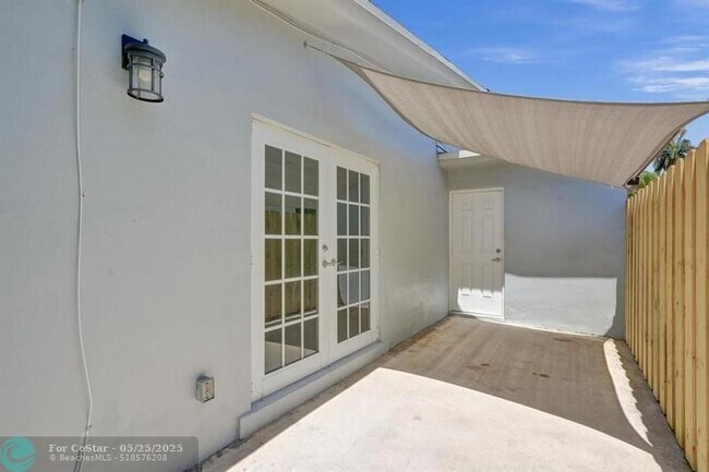Building Photo - 802 SW 12th Ct