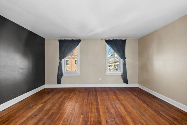 Building Photo - Spacious 4 Bedroom on Cumberland St