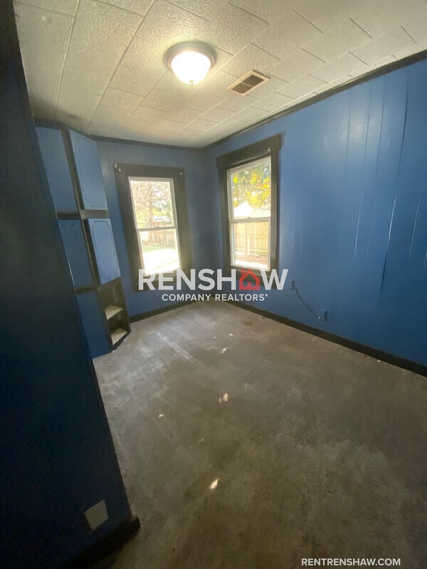 Building Photo - 318 Tulip St