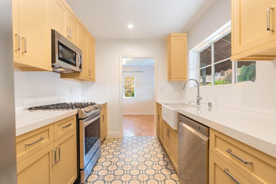 Building Photo - 5161 Village Grn