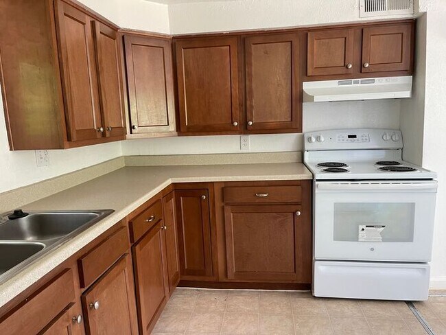 Building Photo - Carriage house: large two-story 1bed/1bath