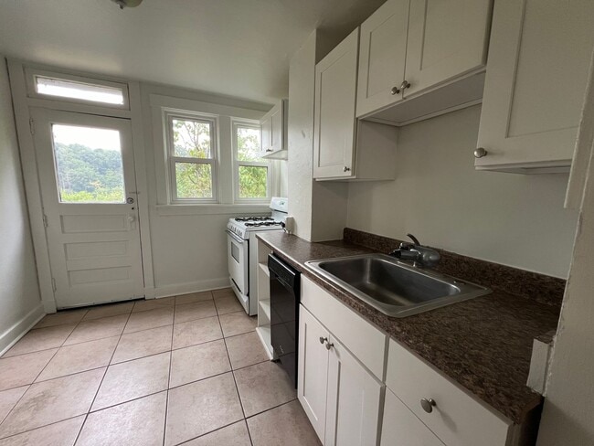 Building Photo - Charming Rowhouse in the Heart of Morningside!