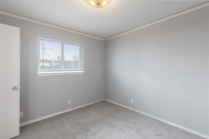 Building Photo - 409 E 9th St