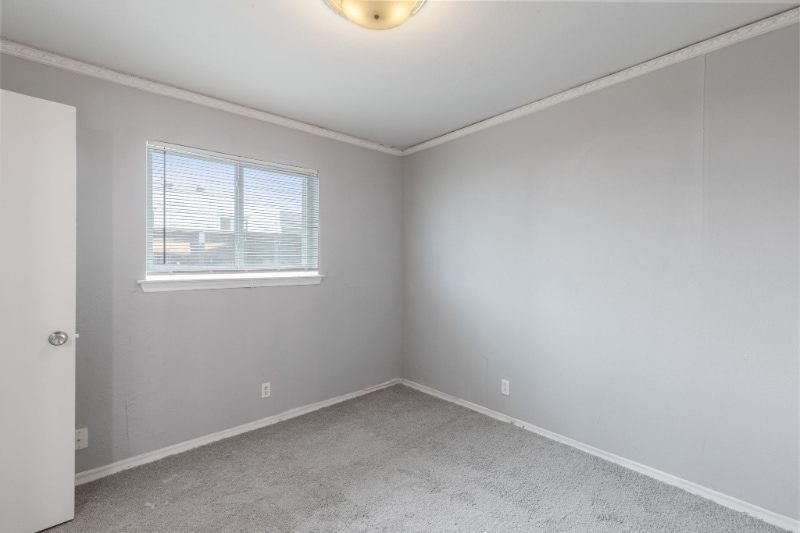 Building Photo - 409 E 9th St