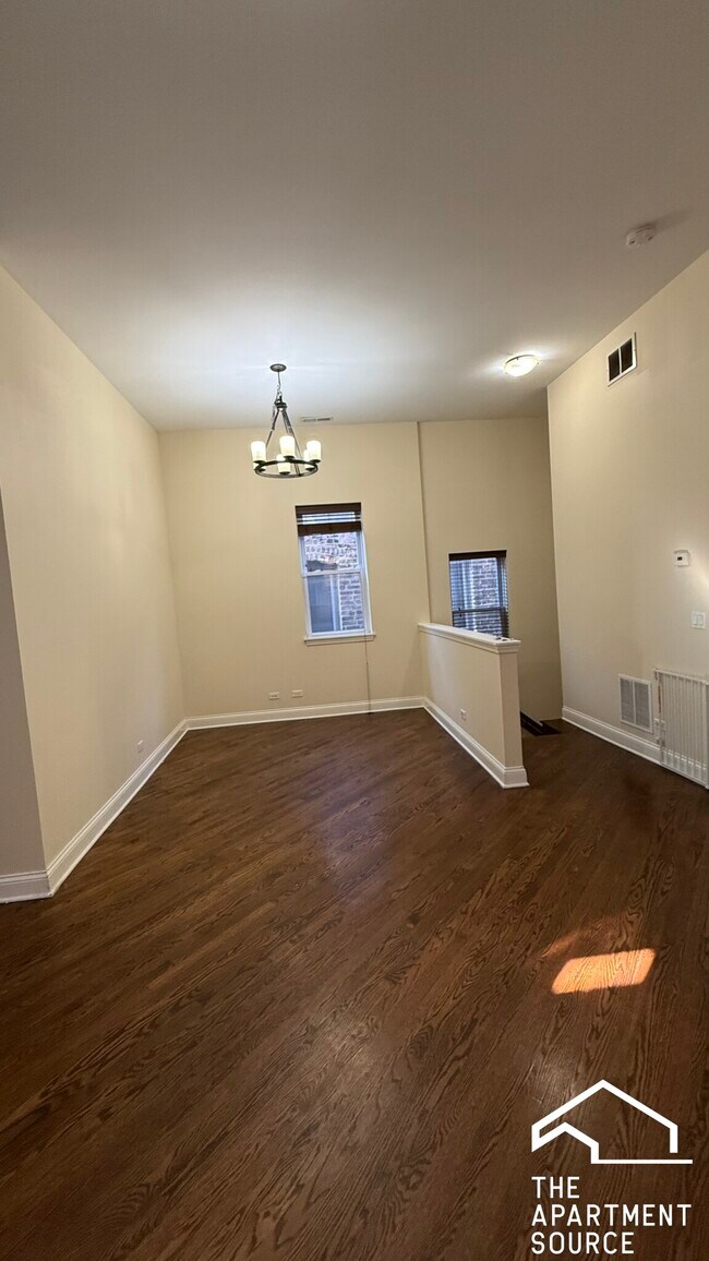 Building Photo - 1010 S Oakley Ave