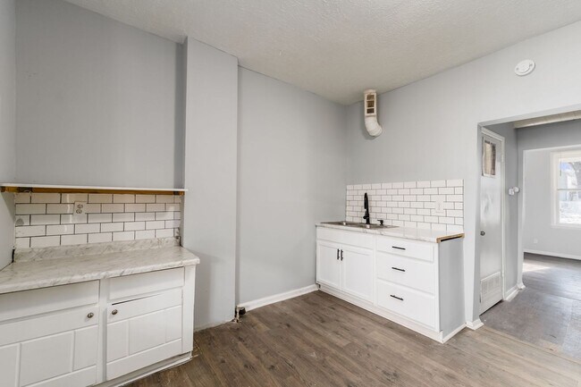 Building Photo - Freshly Updated Townhome Apartment!