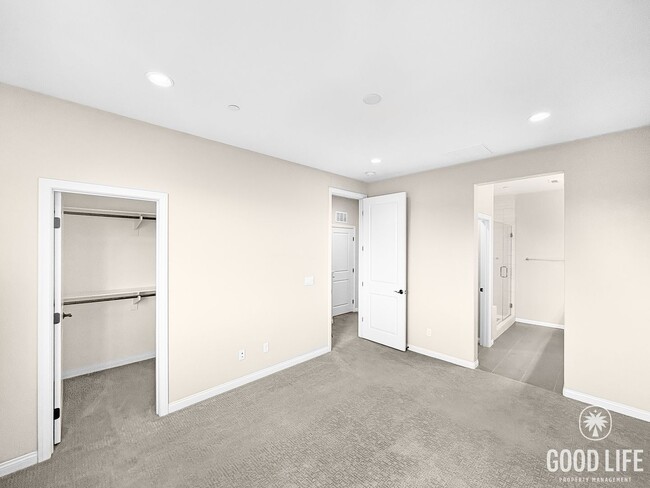 Building Photo - Beautiful 2B/2.5BA Townhouse. NEWER CONSTR...