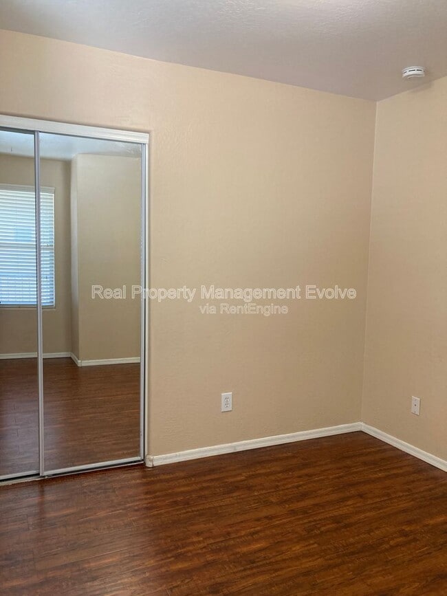 Building Photo - 4059 E Carla Vista Dr