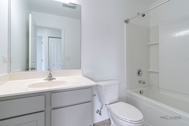 Building Photo - 667 W Hickory St