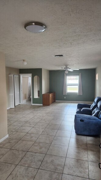 Building Photo - 549 SW Fredrica St