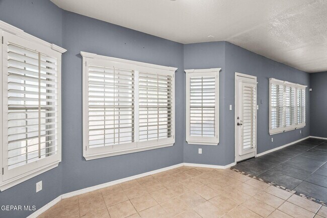 Building Photo - 695 Paseo del Mar Dr