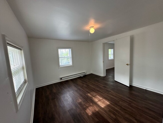 Building Photo - 461 Dennis Dr