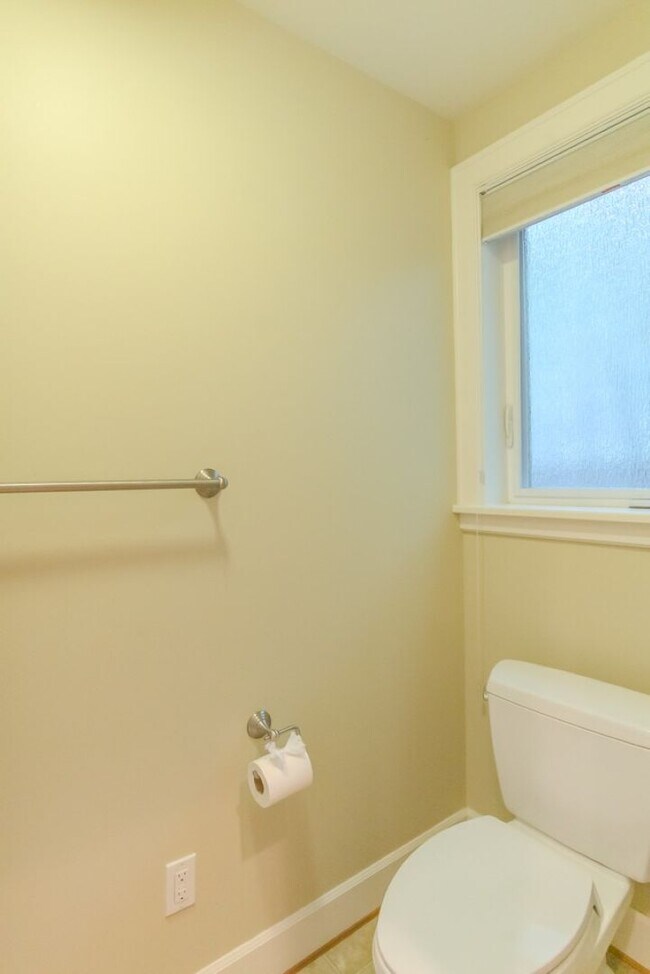 Building Photo - 4Bd/4Ba Seattle Home