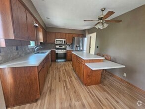 Building Photo - 3 bedroom 2 bath with additional lower lev...