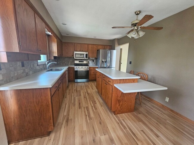 Primary Photo - 3 bedroom 2 bath with additional lower lev...