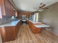 Building Photo - 3 bedroom 2 bath with additional lower lev...