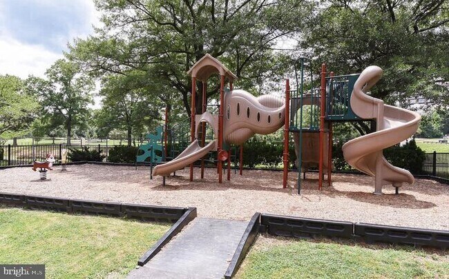 Building Photo - 1121 ARLINGTON Blvd