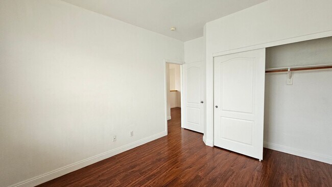 Building Photo - GORGEOUS HOME NEAR BLUE DIAMOND & DECATUR!!!!