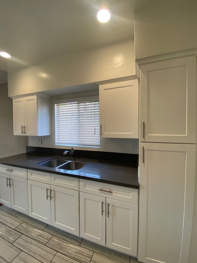 Building Photo - 1411 College View Dr