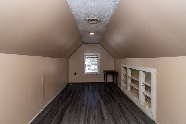 Building Photo - 221 Hawthorne Ave