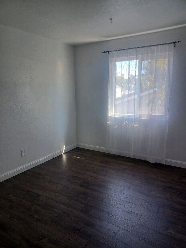 Building Photo - SHOWING MONDAY 5/12 @ 9 AM