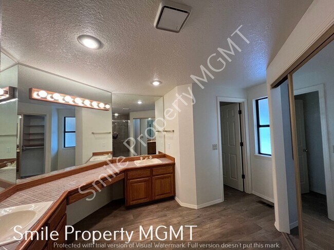 Building Photo - Three Bedrooms single house in NE Portland with double garage
