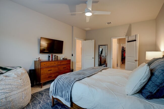 Building Photo - Warm & Spacious 3 Bed, 2 Bath Home with Fenced Backyard